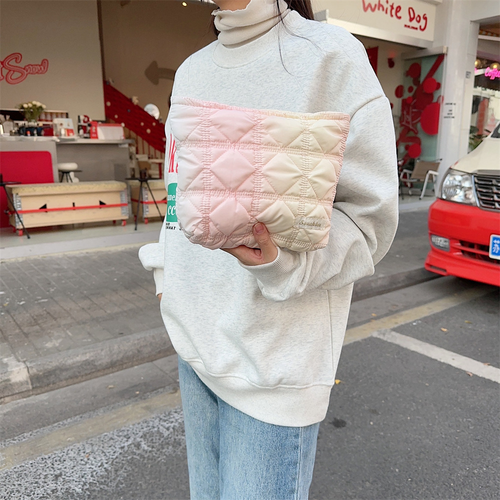 311181 Autumn/Winter 2023 Gradient Cloud Bubble Pleated single-shoulder Bag, shopping handbag, crossbody vest bag Application Scenario