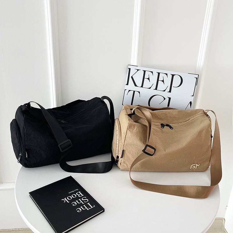 A new large-capacity, simple and casual single-shoulder bag made of nylon fabric, a beautiful and artistic handbag for work and commuting, a crossbody bag for women full figure