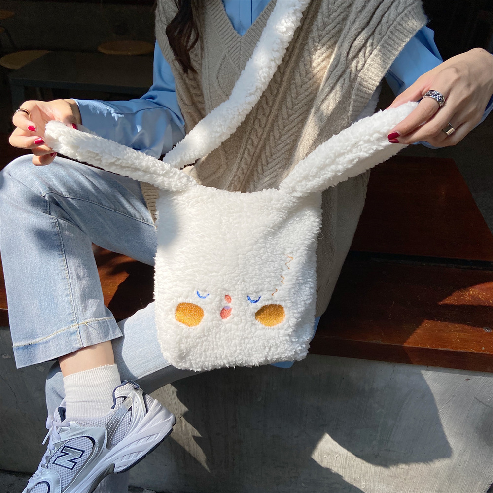 010293 Plush dog ear tote bag, embroidered handbag, autumn and winter student plush bento bag, cute style Application Scenario