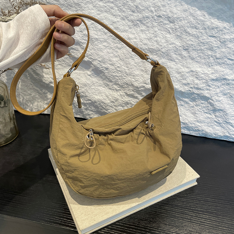 Colorful Fox retro and artistic Korean style laid-back lady's pleated drawstring casual single-shoulder dumpling bag Application Scenario