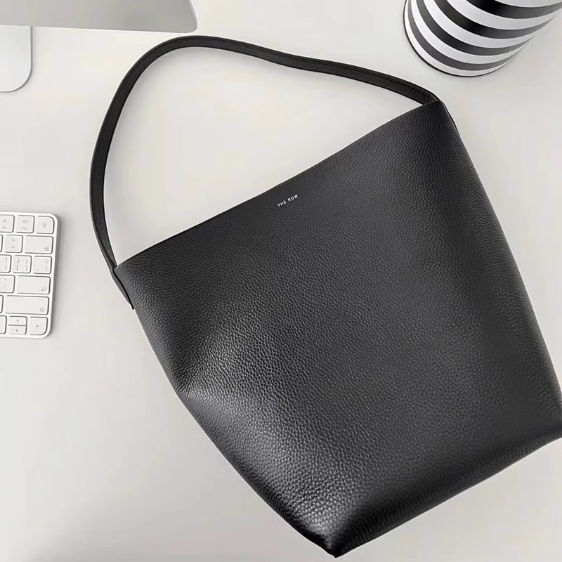 Leather large-capacity bucket bag for women 2024 new style. This year's popular top-grain cowhide niche single-shoulder bag for women's commuting full figure