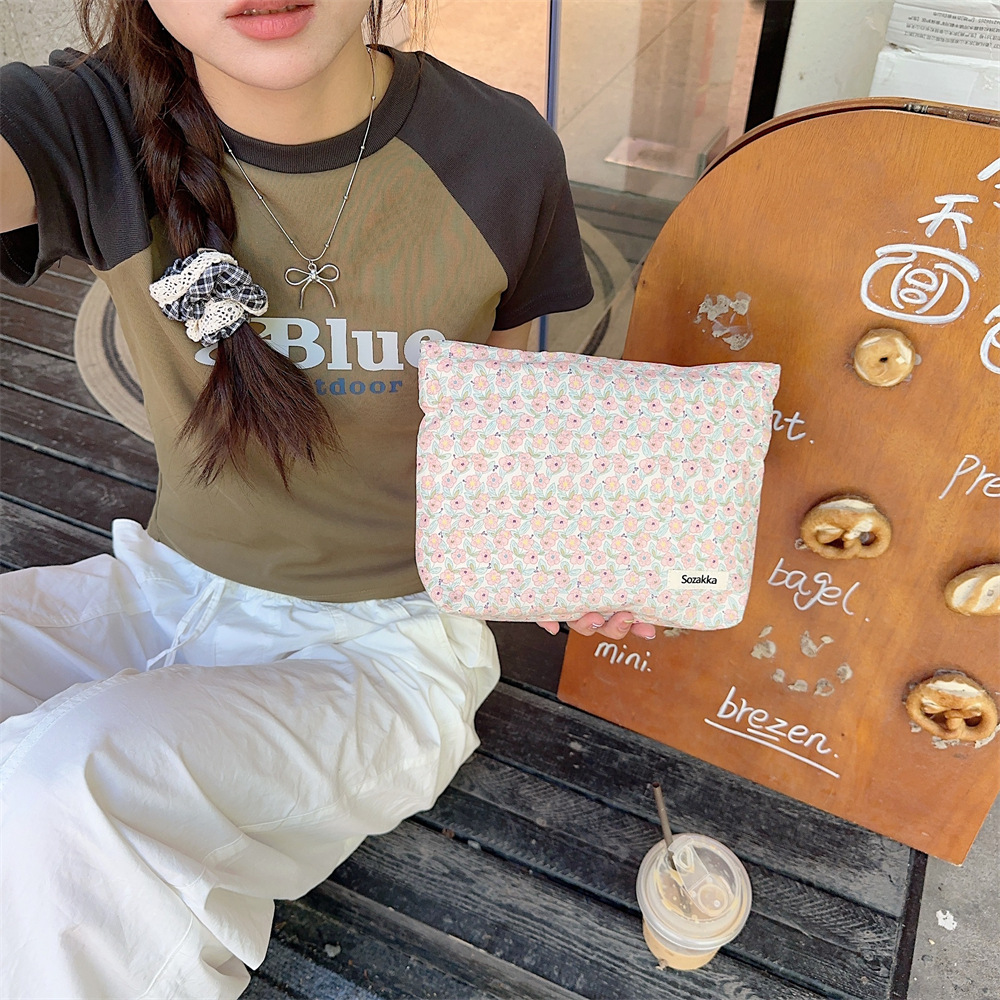 3432 ins Niche floral makeup bag, lotion and skin care product storage bag, portable large-capacity inner liner bag for women Application Scenario