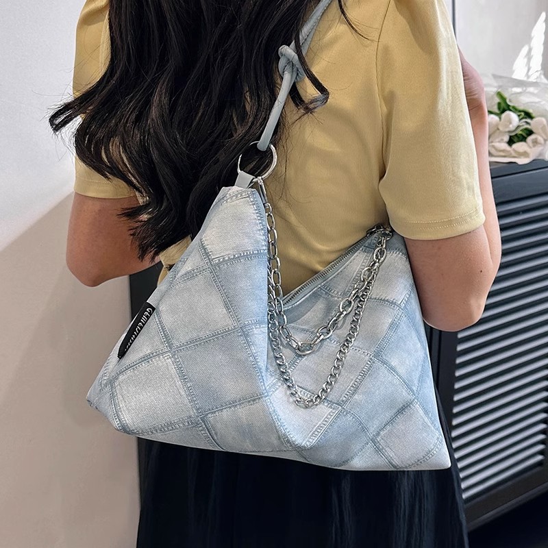 A niche canvas bag with a large capacity for women, a trendy 2023 new style for work, commuting, and student classes, a single-shoulder underarm tote bag details Picture