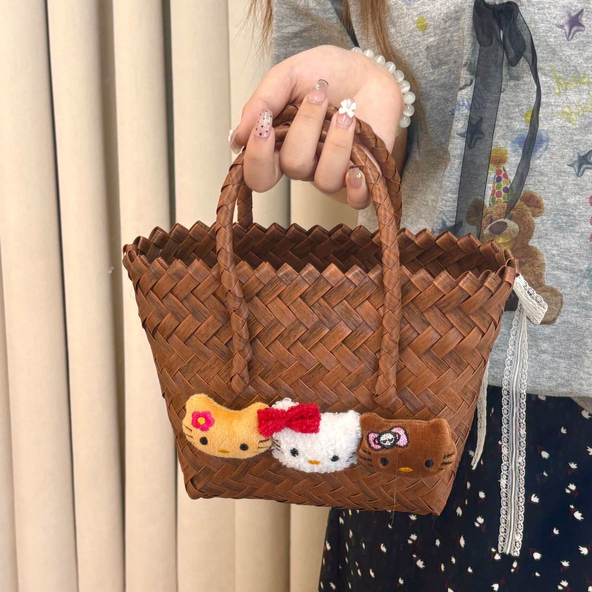 The same style of summer cat imitation rattan woven baby handcrafted from Xiaohongshu, cute vegetable basket handbag, beach bag for girls details Picture