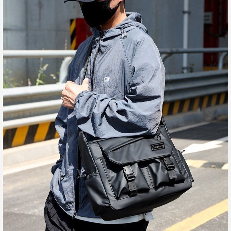 Large-capacity crossbody backpack for men, cross-border trend 2024, fashionable and trendy commuting, simple solid color messenger bag, single-shoulder bag full figure