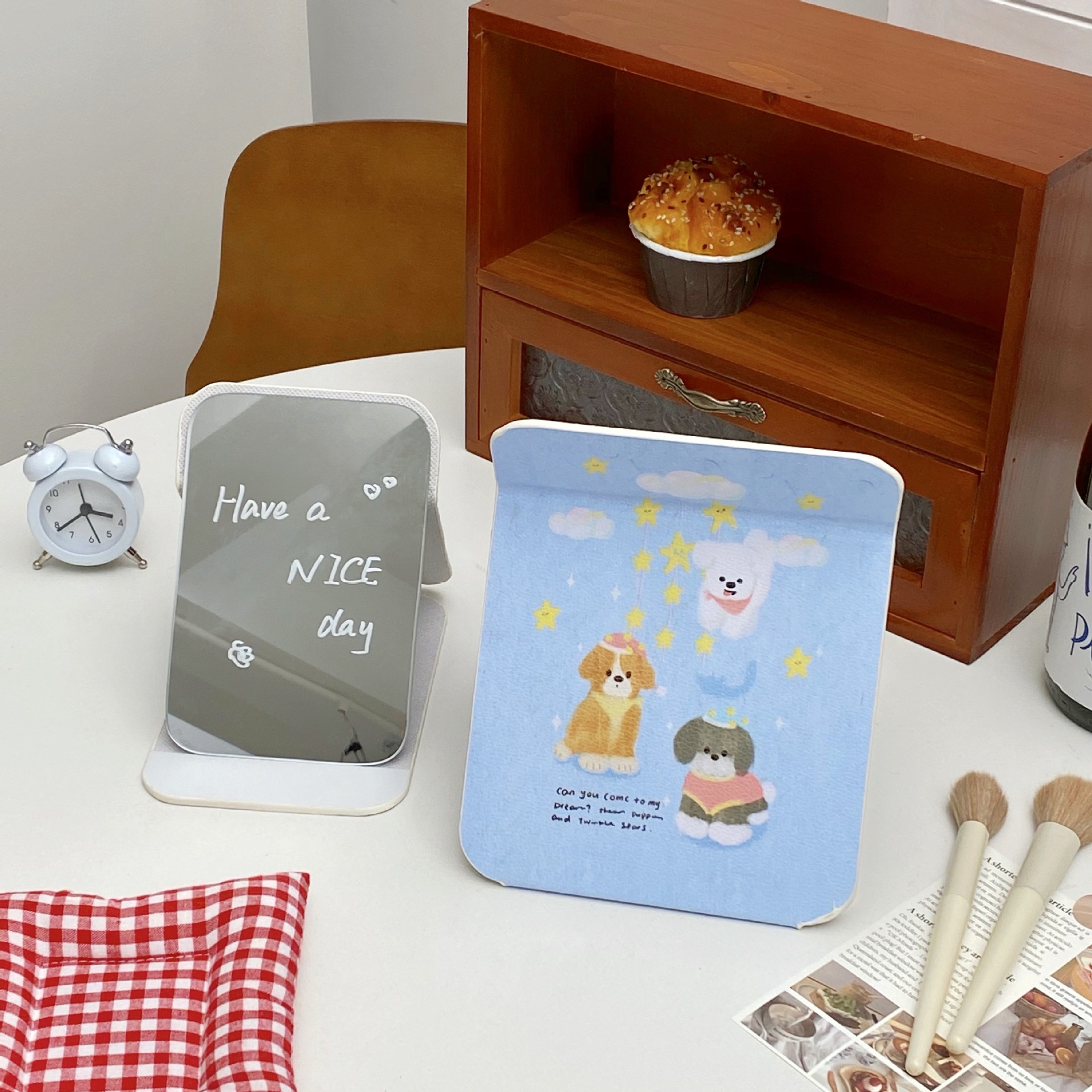 Cute cloud dog folding mirror, portable home desktop makeup mirror, bedroom dressing mirror, small portable mirror for girls Application Scenario