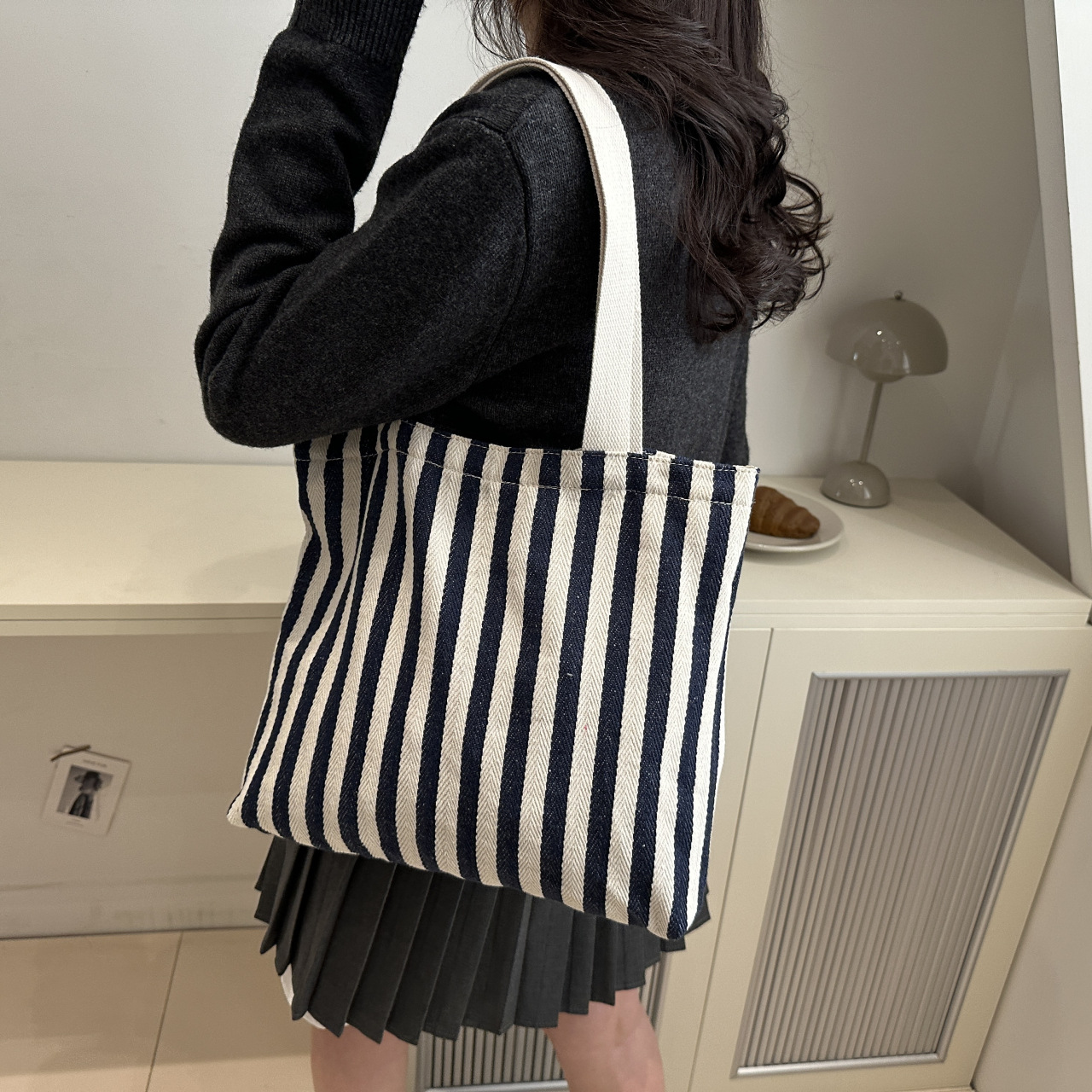 The new cross-border vertical striped commuter tote bag, hand-held shoulder bag, is fashionable and has a large capacity. It features an InS-style simple letter sail Application Scenario