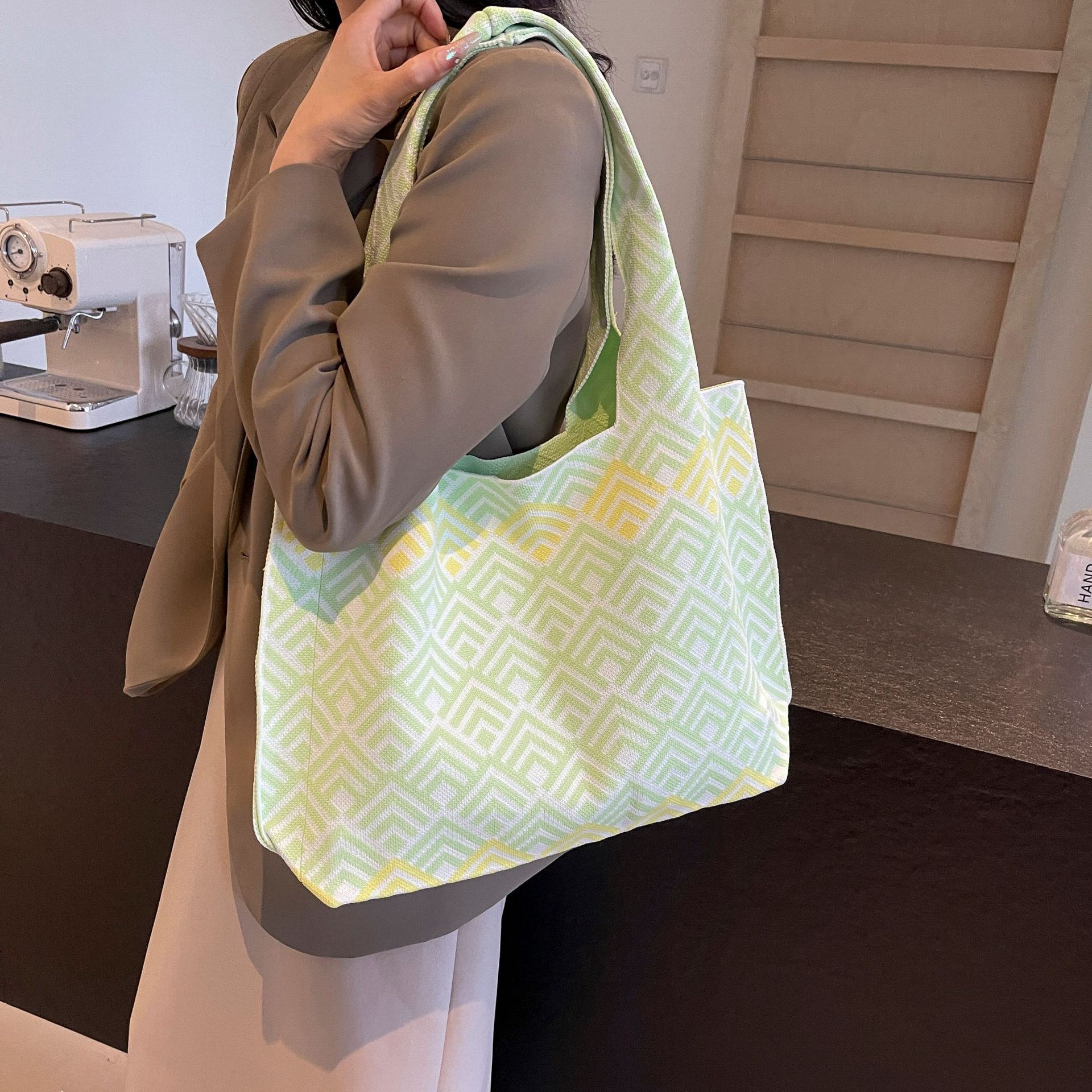 Simple and large-capacity single-shoulder bag, fashionable striped bucket bag for students going out, tote bag for commuting to work, batch Specification drawing