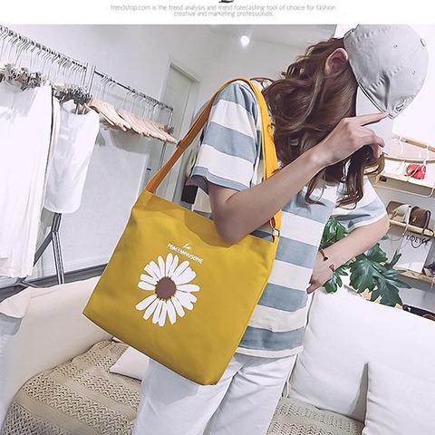Factory direct sales of printed fashionable hand-held shoulder bags, large capacity versatile canvas bags, small Daisy simple shopping bags for women Application Scenario