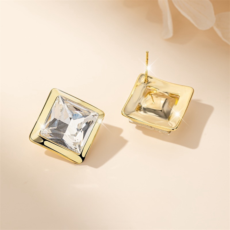 Xuhui brand exquisite and light luxury copper plated with real gold and zirconia 925 silver needle square fashionable and elegant stud earrings Application Scenario