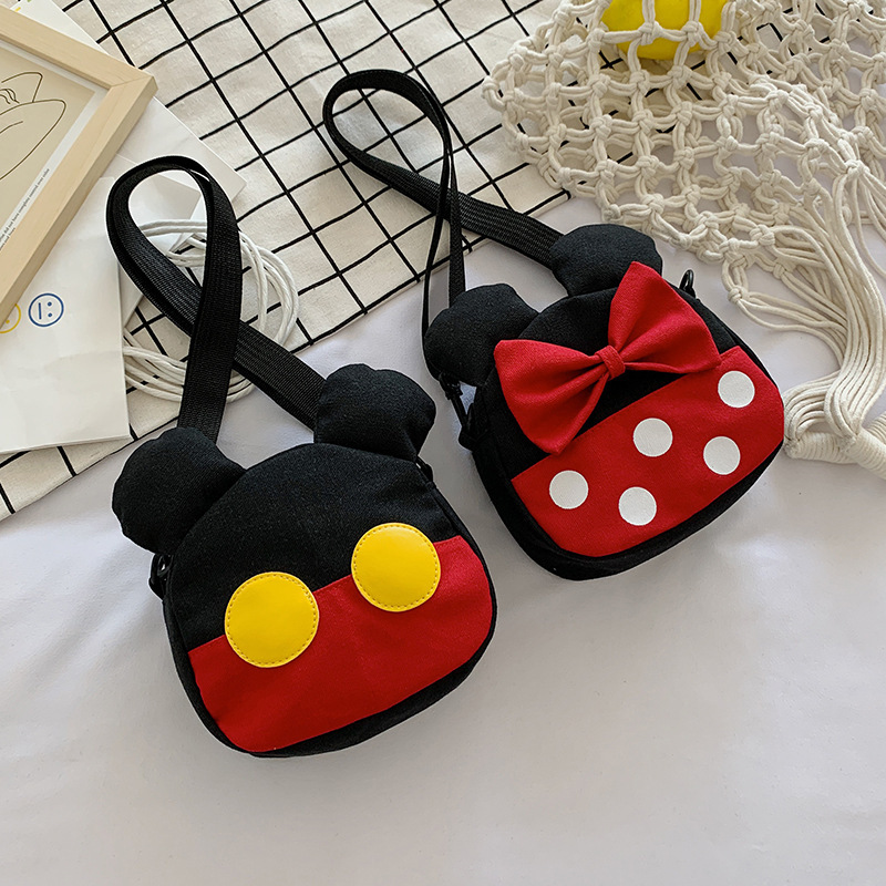 The new Korean-style children's bag, a mini single-shoulder crossbody bag, is fashionable for kindergartens. It's a loose change chest bag that's trendy full figure