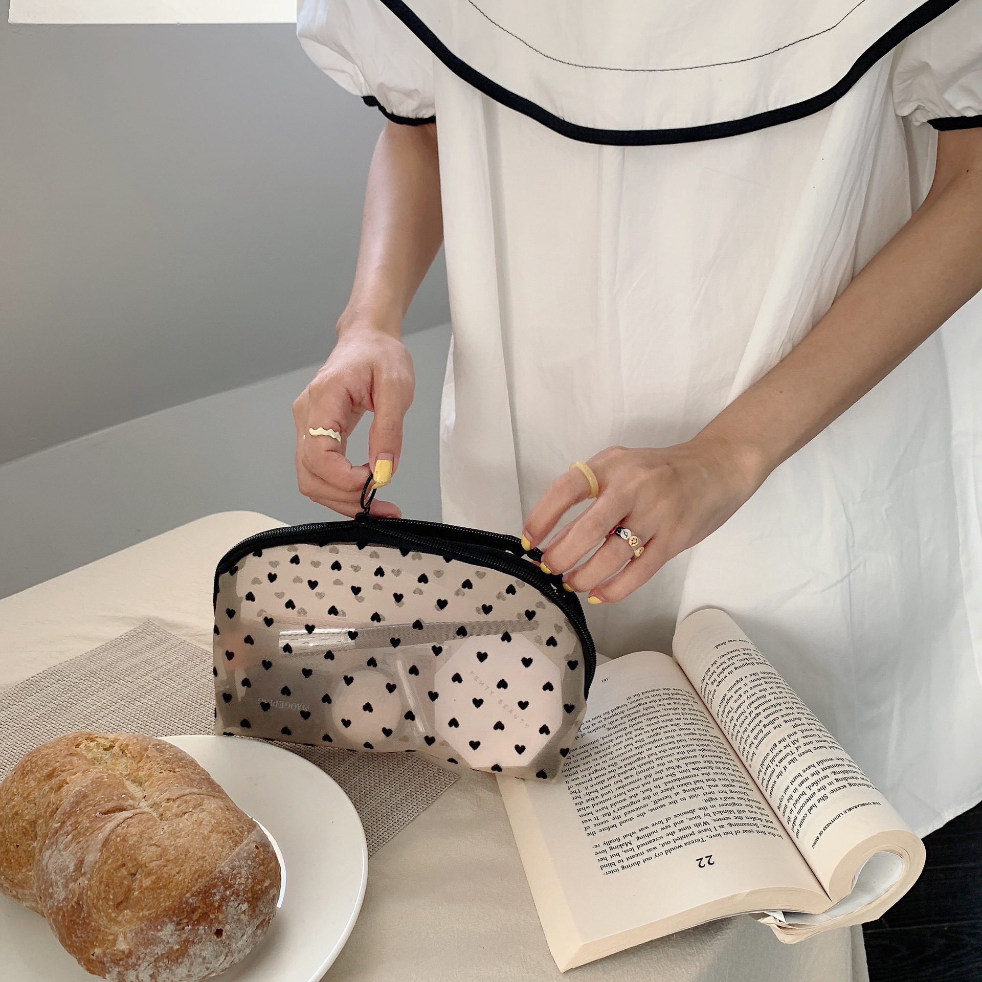 22231 ins heart-shaped transparent mesh makeup bag, large capacity, portable storage, toiletry bag, stationery bag Item Picture