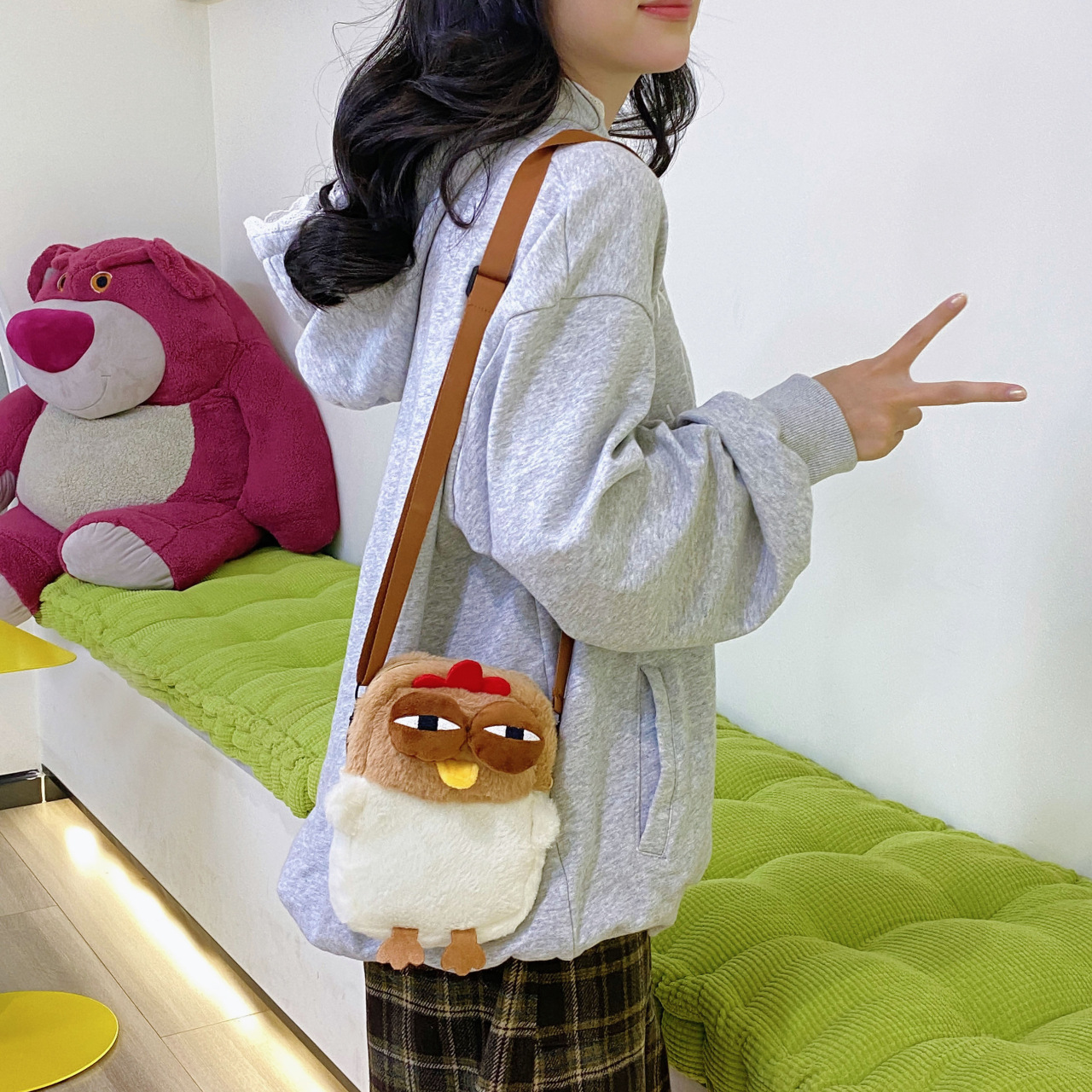 Wholesale of cute Gugu Chicken crossbody bags with the same style as Xiaohongshu, Japanese-style women's backpacks on Instagram, and laid-back plush cartoon bags full figure