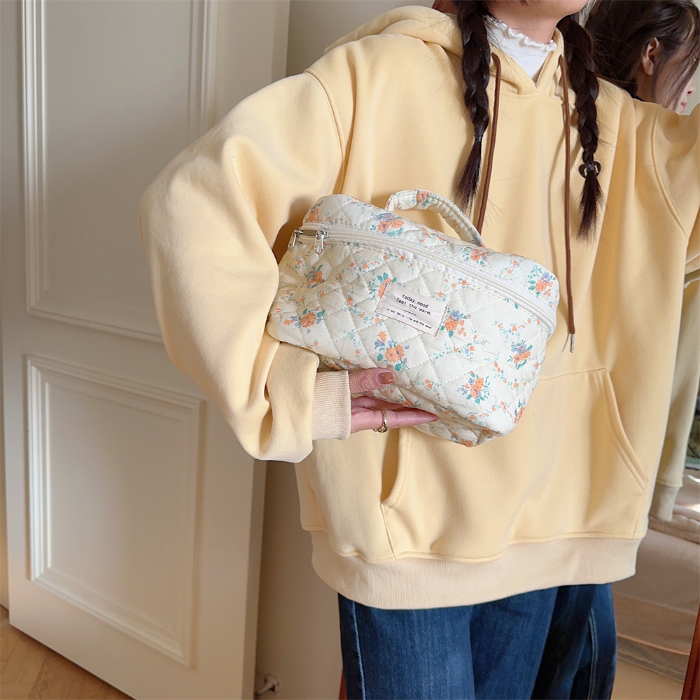 312022 Makeup bag, large-capacity storage bag for water, lotion and cosmetics, portable double-zipper toiletry bag Application Scenario