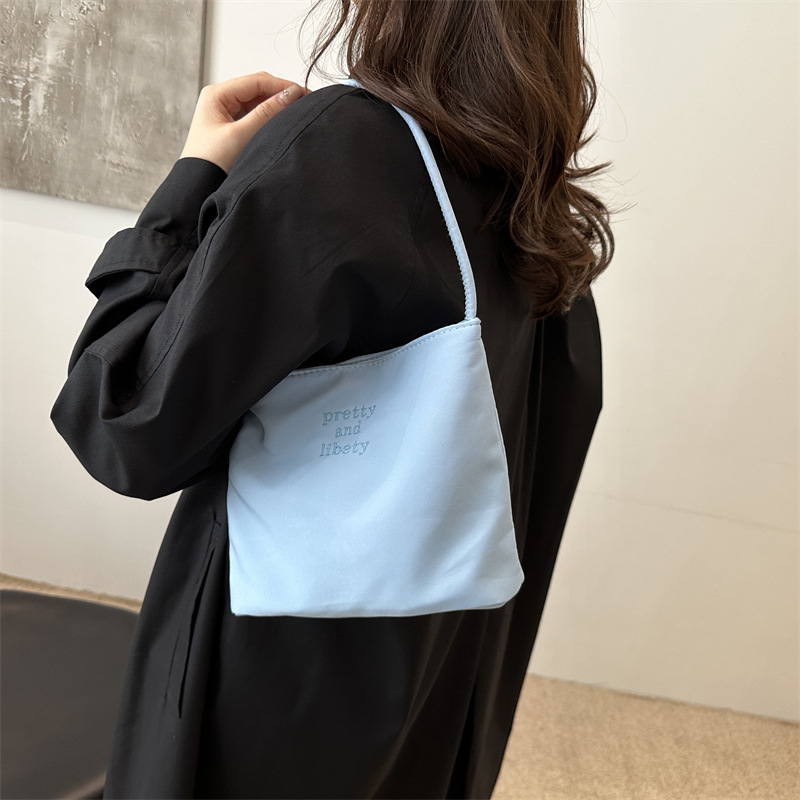 This trendy single-shoulder bucket bag is a new autumn and winter fashion and simple Korean-style bag. It's a solid color and fresh handbag for women details Picture