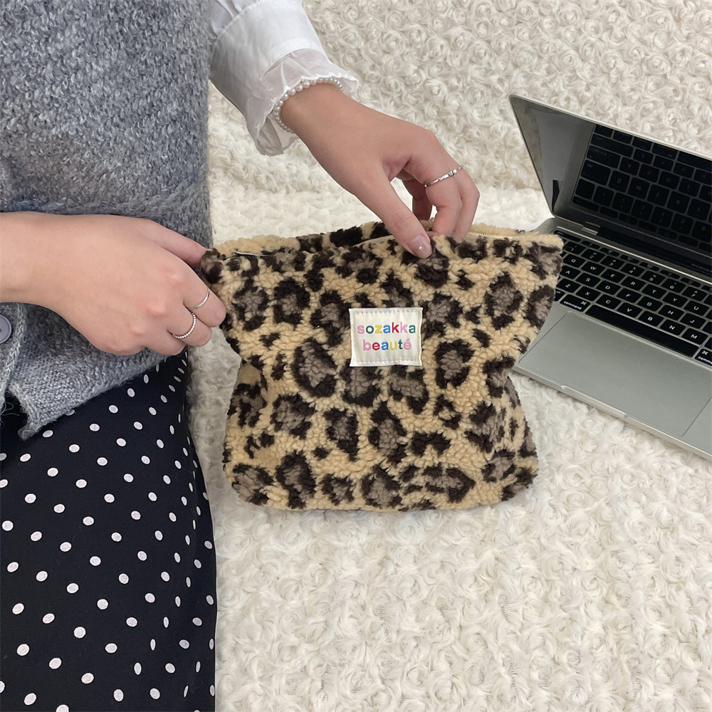 4123 High appearance level leopard print plush makeup bag for women, holding skin care products and toiletries bag with large capacity storage bag Specification drawing