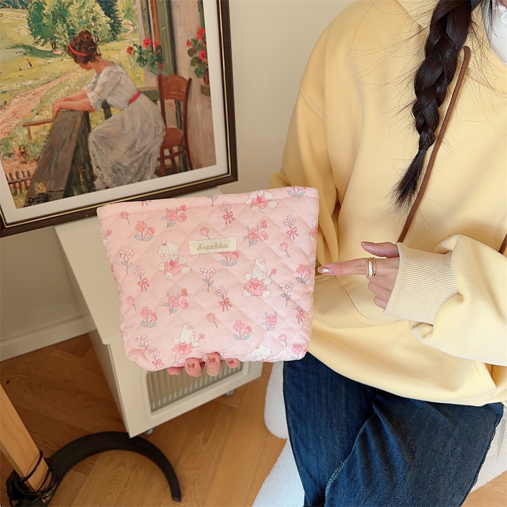312282 Autumn and Winter New Style Cute and soft makeup Bag for Women with cotton padding, large-capacity portable cosmetics storage bag details Picture
