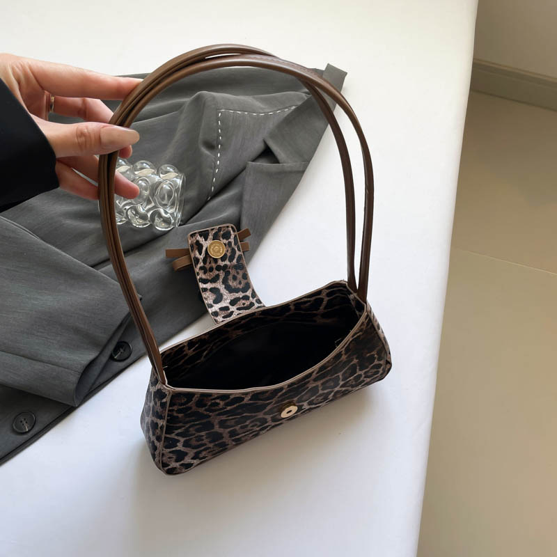 Retro leopard print single-shoulder bag 2025 new Korean style light luxury personality crescent bag Niche design hand-held underarm bag for women Application Scenario