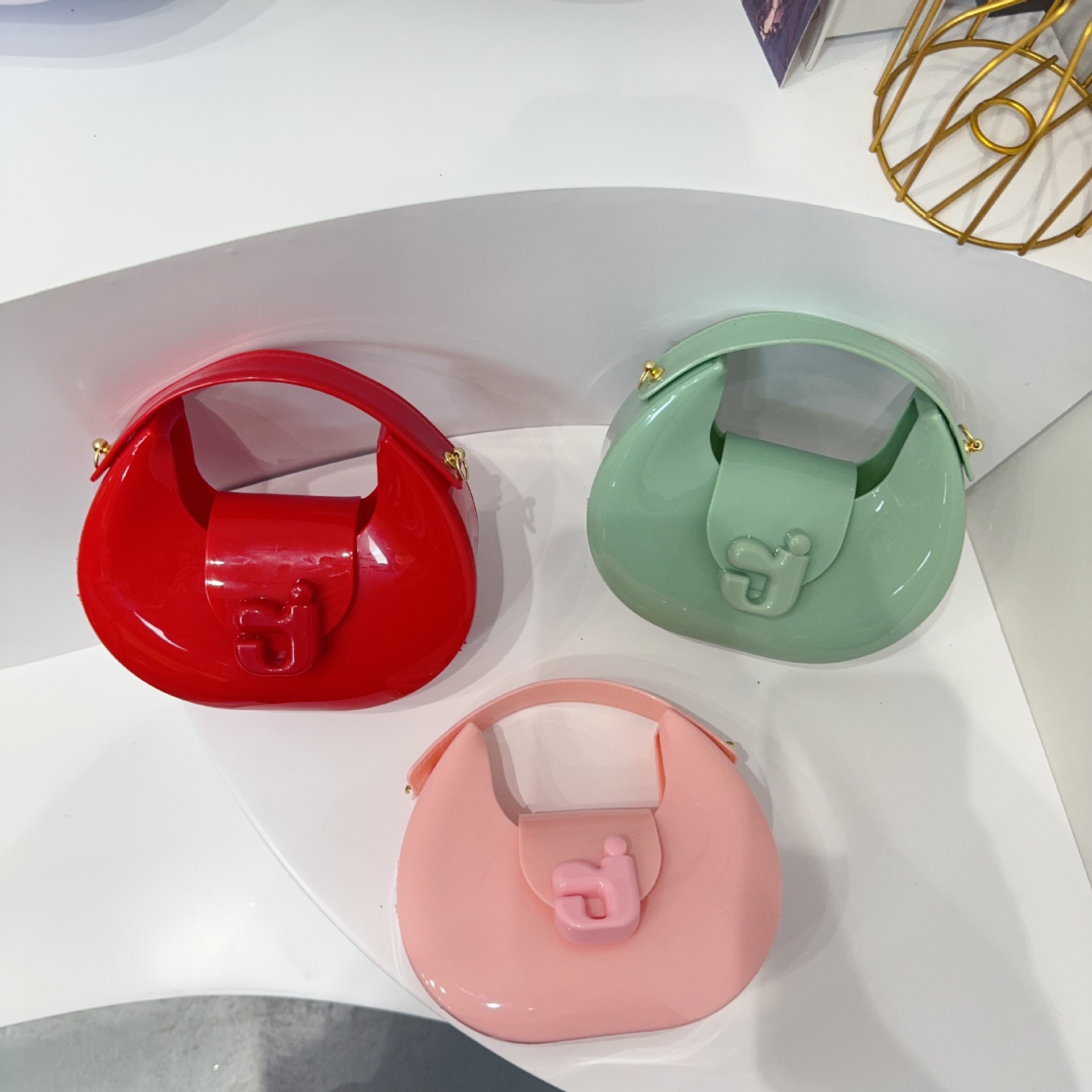 In 2025, the new cross-border best-selling J-letter jelly bag, hand-held bill of lading, shoulder crossbody, children's and girls' bag, PVC bag, and coin purse Application Scenario