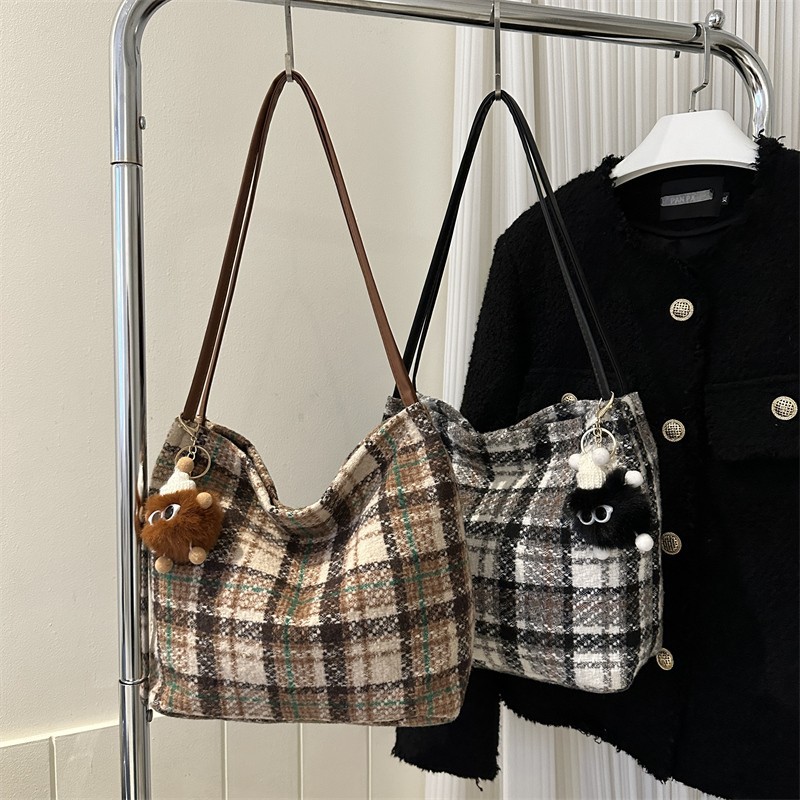 This is a new stylish single-shoulder crossbody bag with a simple and elegant hand-held texture and a hanging tote crossbody bag for the autumn and winter of 2025 Specification drawing