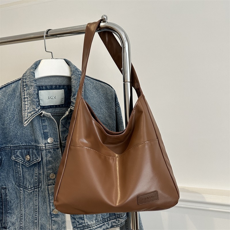 A new, stylish and versatile single-shoulder bag with a large capacity for daily use and a solid color commuting crossbody bag Application Scenario