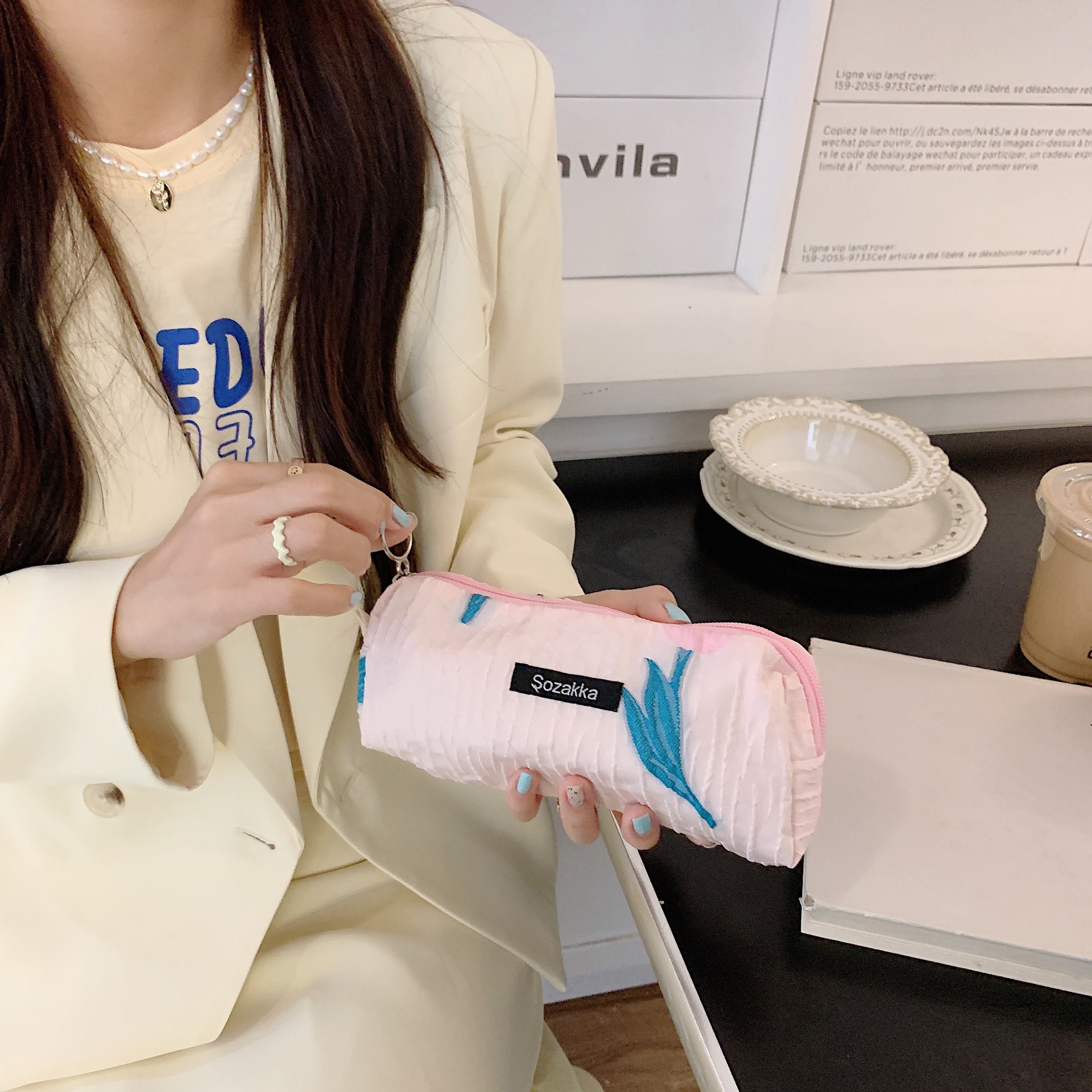 25242 French jacquard texture tulip contrasting color pleated portable cosmetic bag, simple stationery bag for students' classes Item Picture