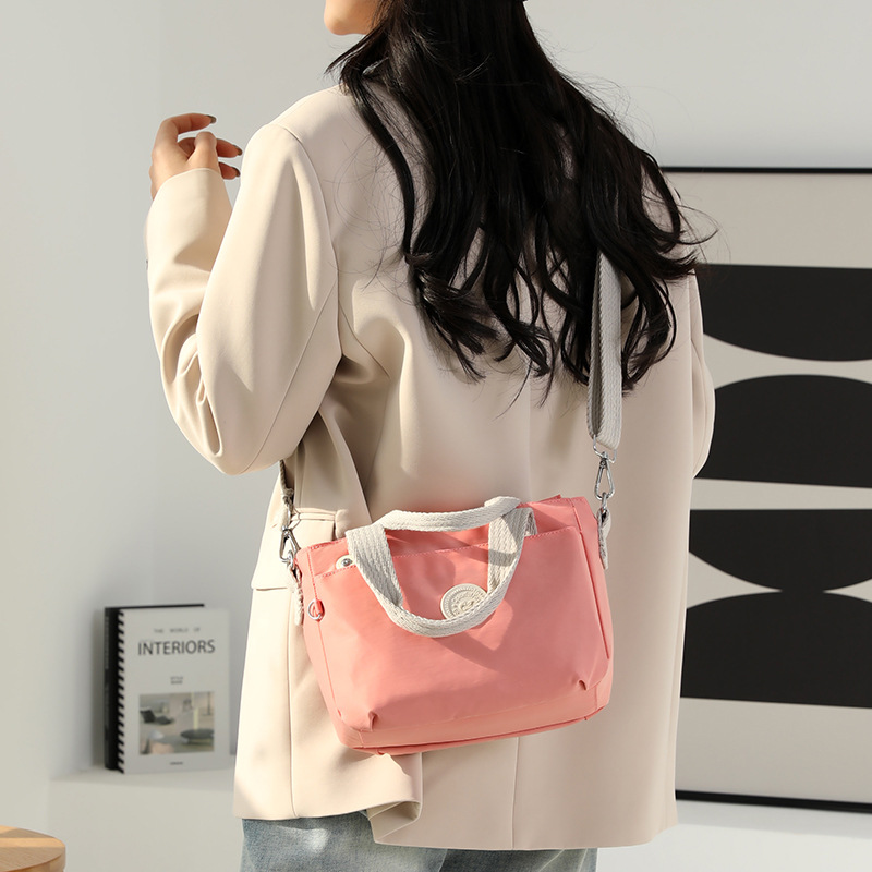 Colorful Fox's new women's single-shoulder bag, Korean-style trendy color-blocking crossbody bag, commuting portable makeup backpack details Picture