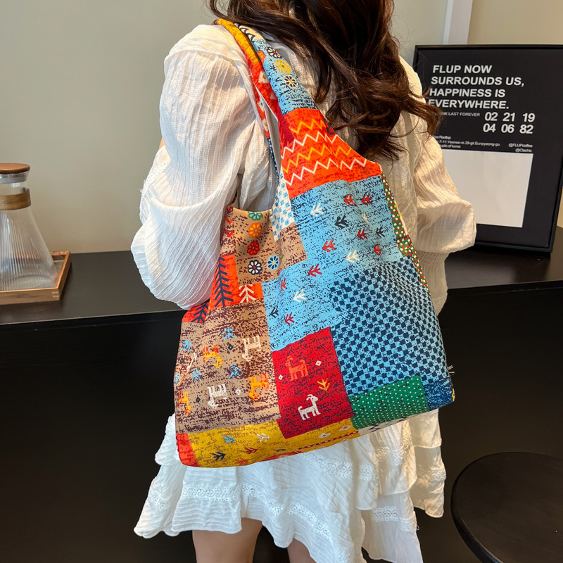 The large-capacity fashionable ethnic-style tote bag is selling well. It is a stylish double-sided personalized single-shoulder bag that is casual, versatile and lightweight details Picture