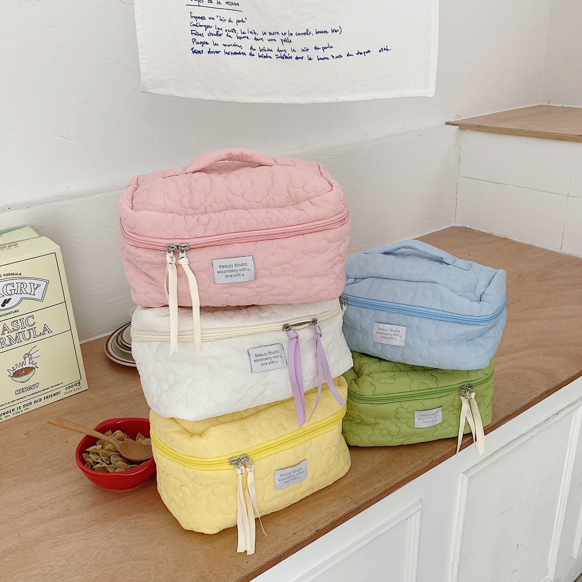 The 2631 Japanese-style fresh color-blocking flower hand-held makeup bag has a large capacity and can be carried hand in hand with a storage bag and a student pen case full figure