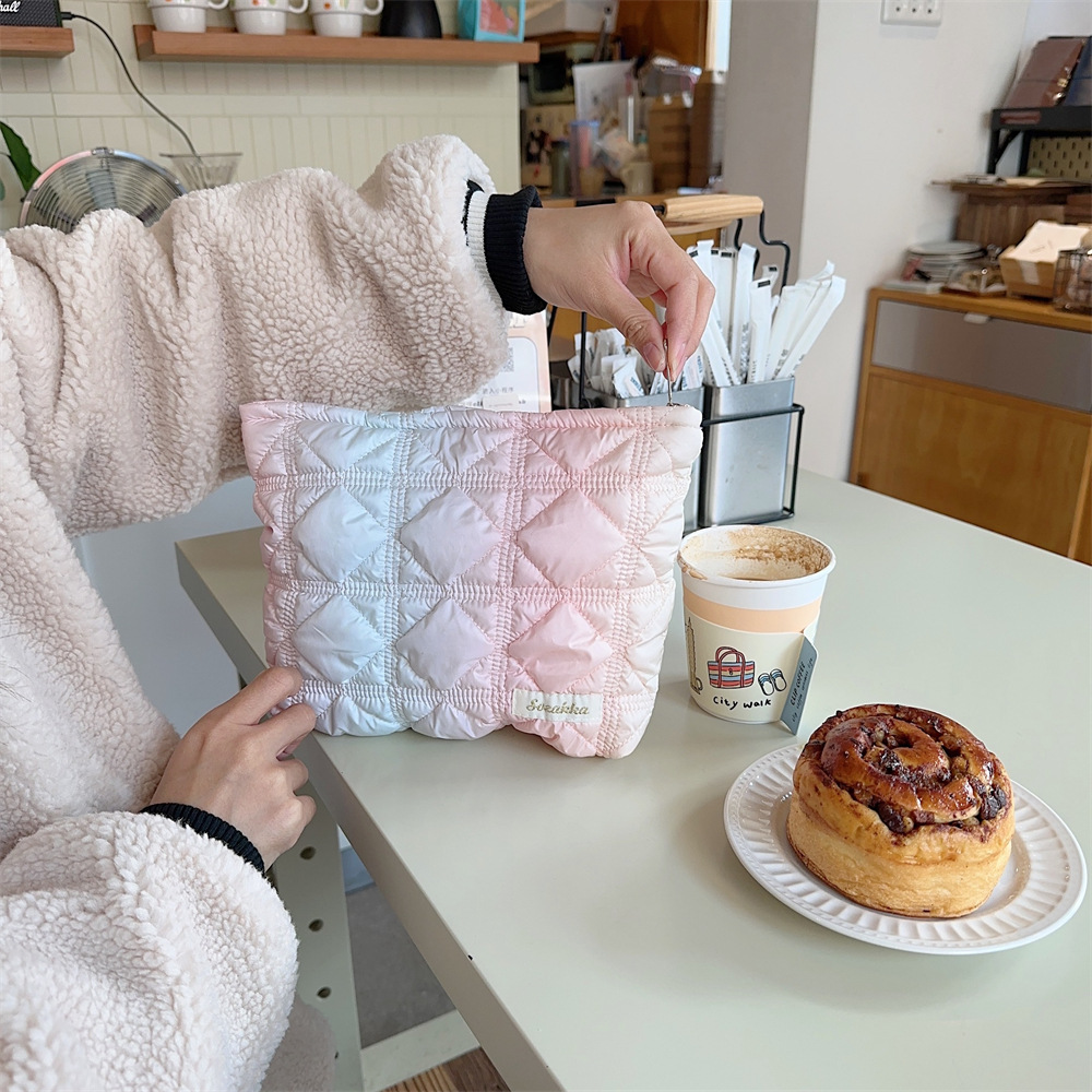 311181 South Korea 2023 New Cloud Bubble Pleated single-shoulder crossbody Underarm Tote Commuter handbag Item Picture
