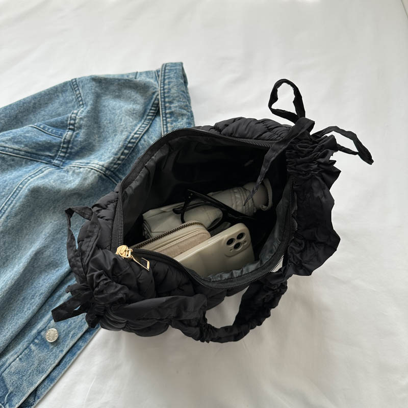 New cross-border wholesale casual and personalized single-shoulder bag, simple and fashionable, large-capacity dumpling bag, trendy and stylish crossbody bag Application Scenario