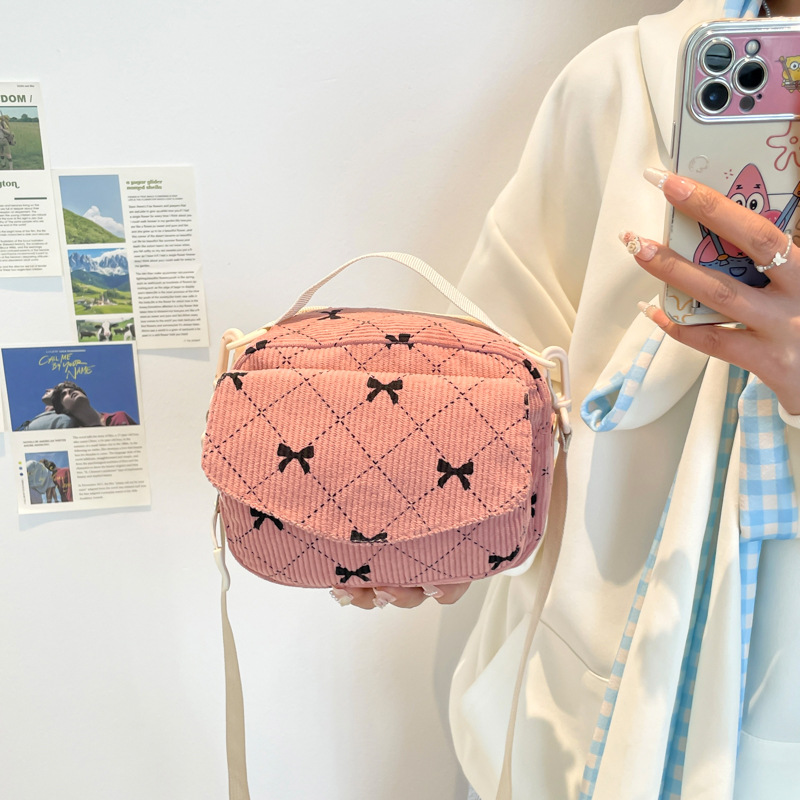 A versatile, inS-style new large-capacity girl's chest bag with a unique design sense and a bow-shaped sporty crossbody bag full figure