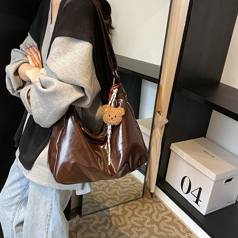 A versatile and simple crossbody bag for women, a new retro and fashionable tote bag for the 2024 autumn and winter season, a Korean-style solid color and high-quality single-shoulder bag details Picture