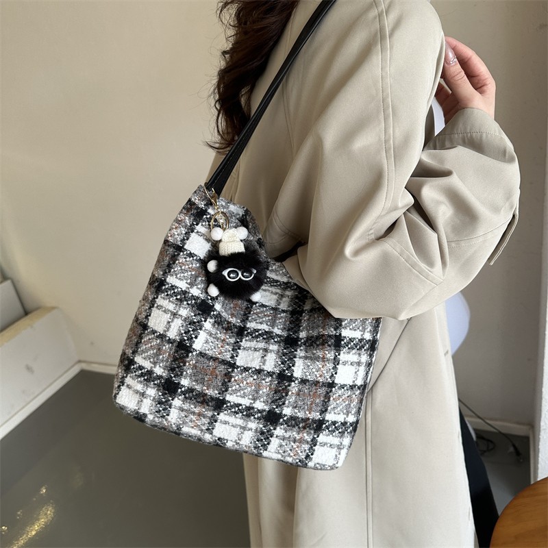 This is a new stylish single-shoulder crossbody bag with a simple and elegant hand-held texture and a hanging tote crossbody bag for the autumn and winter of 2025 details Picture