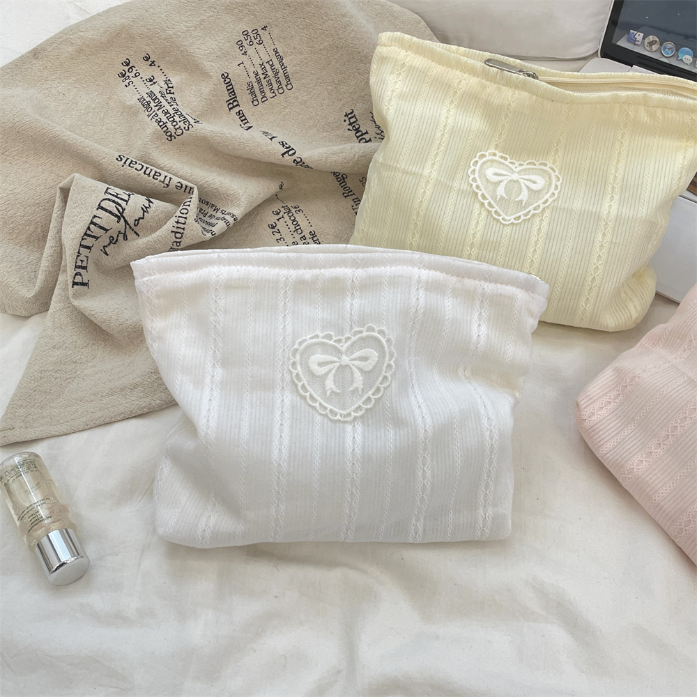 5331 Fresh color bow makeup bag, large-capacity storage bag, skincare product organizing bag, shopping clutch Application Scenario