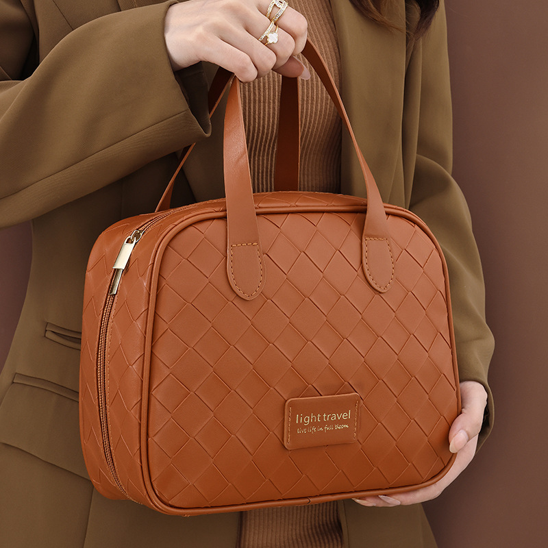 New retro large-capacity crescent-shaped hand makeup bag to enhance appearance level, travel woven pattern cosmetics, washbasin storage Specification drawing