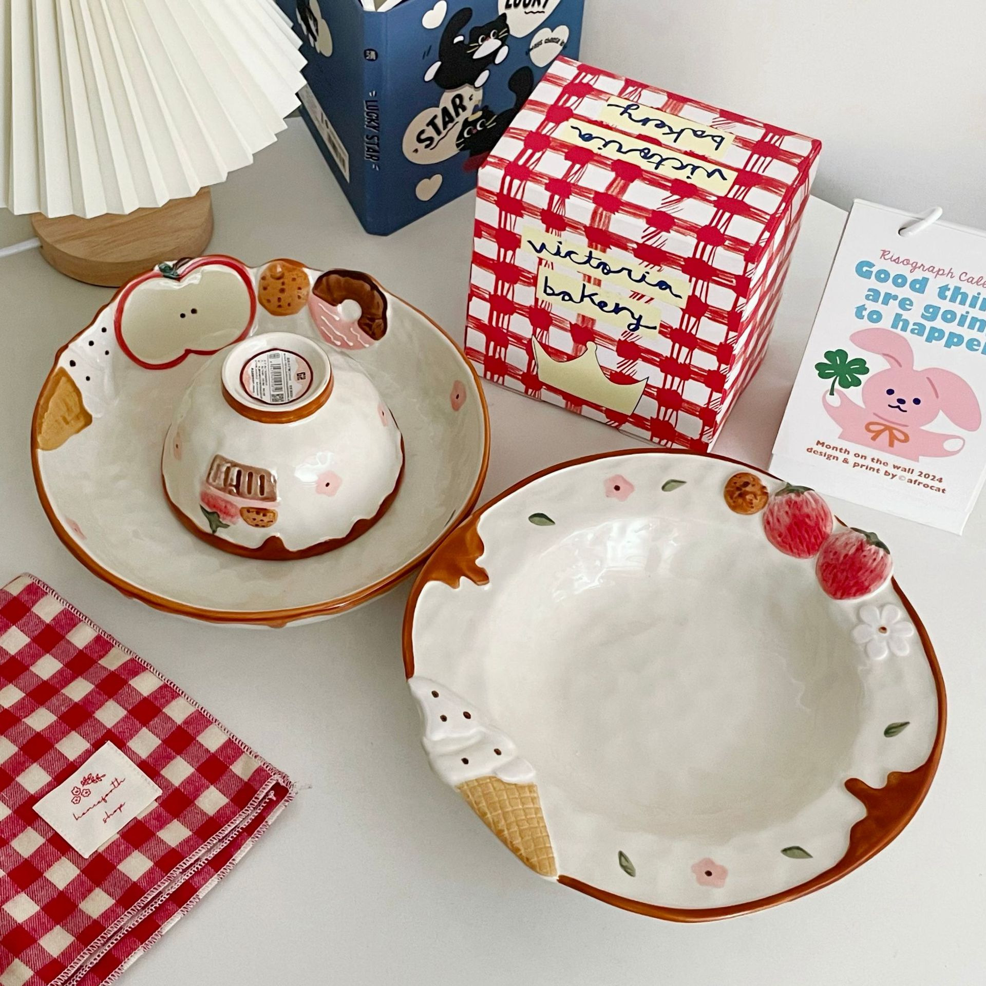 Shanghai-style strawberry ceramic plates, ins, high appearance level, salad plates, deep soup plates, high-end breakfast plates, dessert plates, tableware Application Scenario