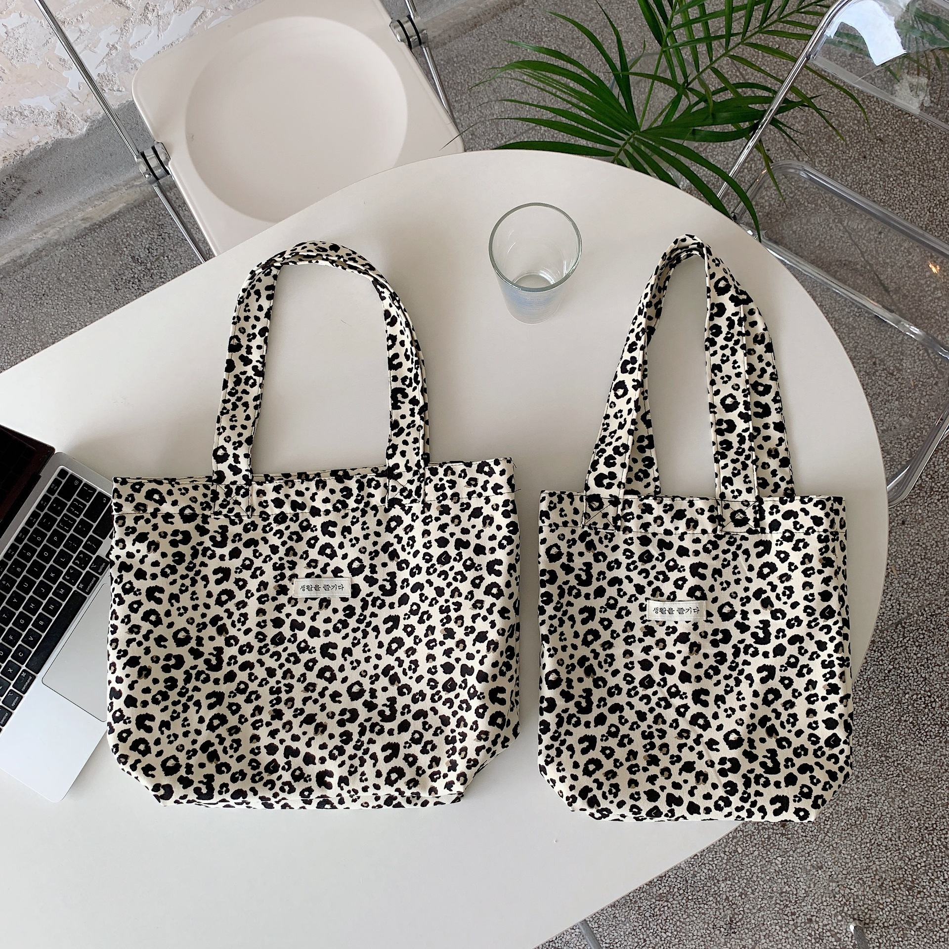 【 In Stock 】28101 Retro leopard Print canvas Bag for Girls, Large capacity casual hand-held shoulder bag for girls Application Scenario