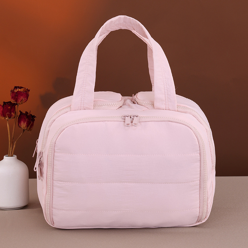 A large-capacity multi-functional makeup bag with a stretchable handle, a cosmetic storage bag for beauty bloggers and makeup artists with high appearance standards Application Scenario