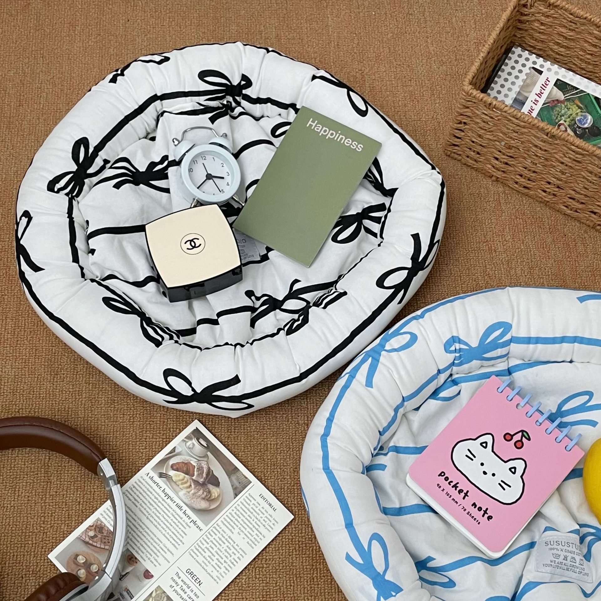 An ins desktop fabric storage plate, a Korean niche Instagram-style handcrafted bedroom jewelry, accessories, sundries and lipstick organization plate Application Scenario