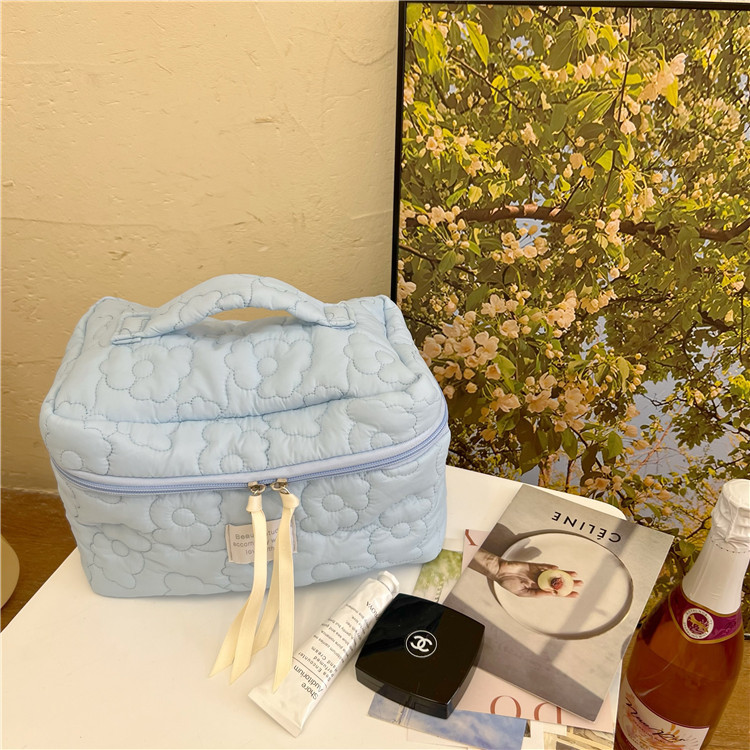 Homemade InS-style candy-colored flower makeup bag, large-capacity skin care product storage bag for girls, portable toiletry bag Application Scenario