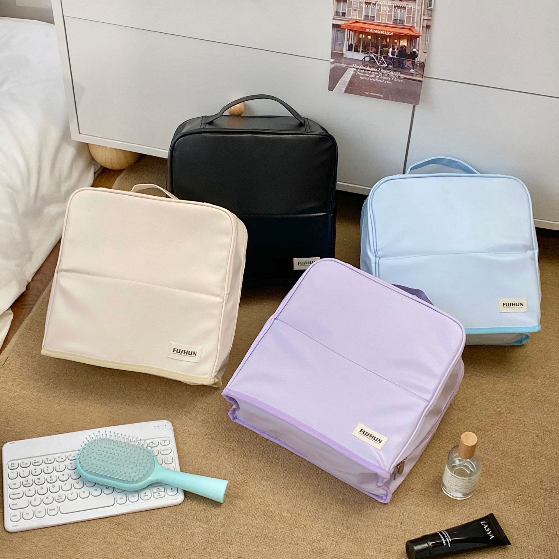 Large-capacity makeup bag with mirror, cosmetic storage bag, makeup bag that can be hung in a suitcase, portable makeup bag with compartments full figure
