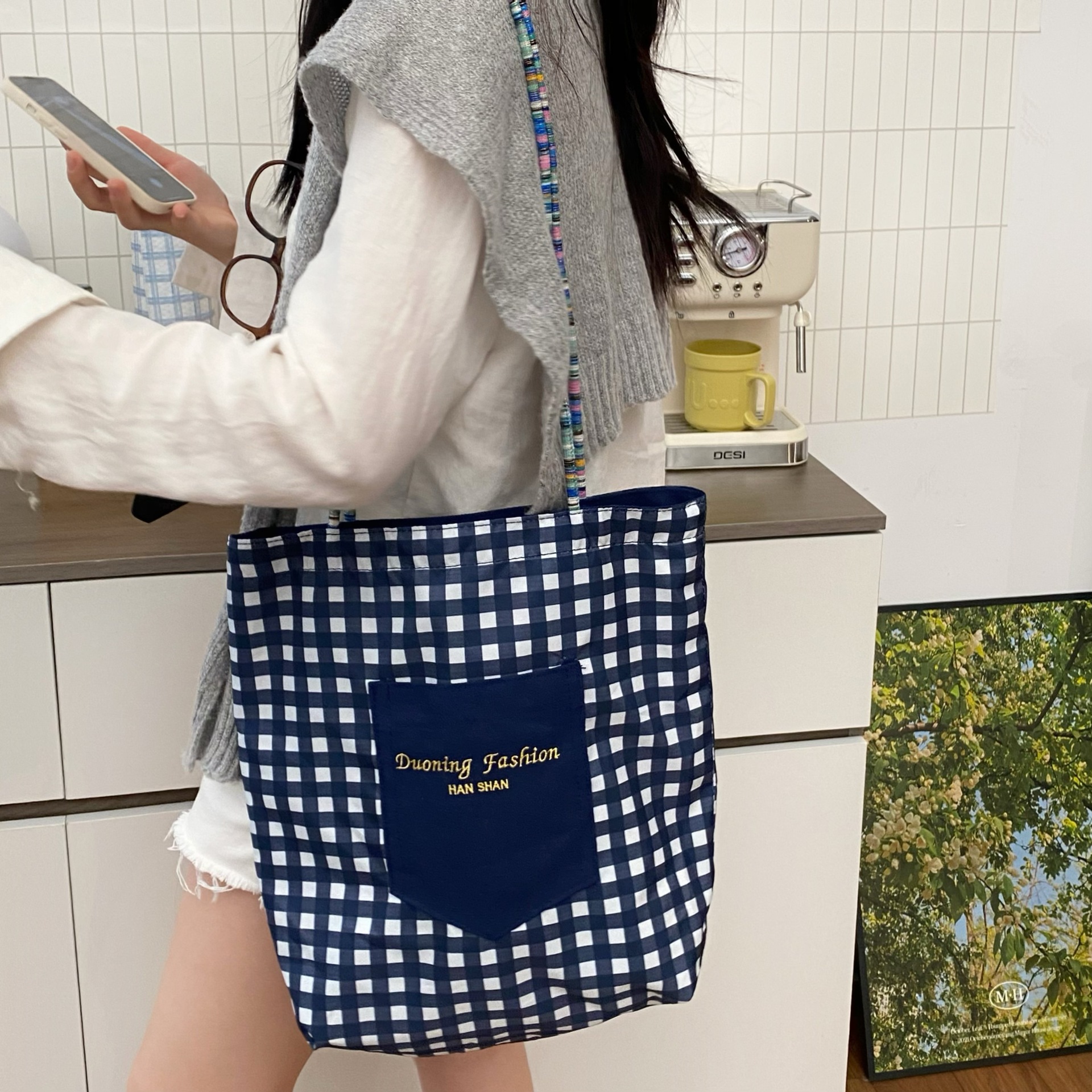 This retro checkered canvas bag is versatile for commuting. The tote bag can be used on both sides. It is a popular women's bag that can be carried by hand or underarm Application Scenario