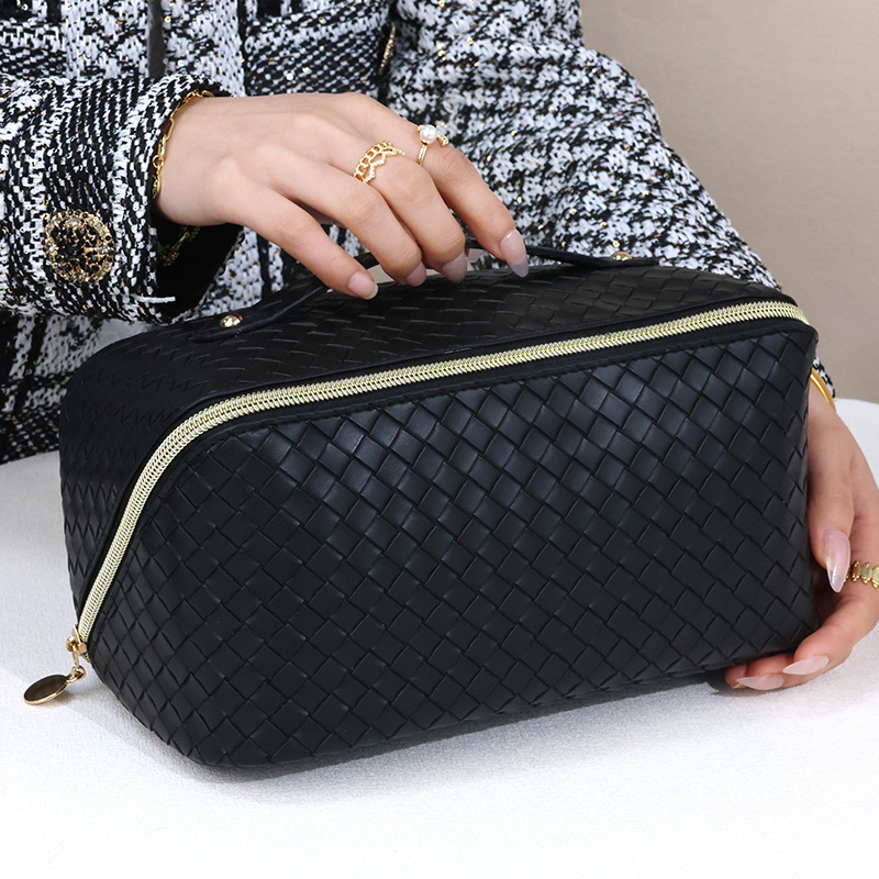 A large-capacity, high-appearancy-level portable InS-style travel cosmetics and toiletries storage bag full figure