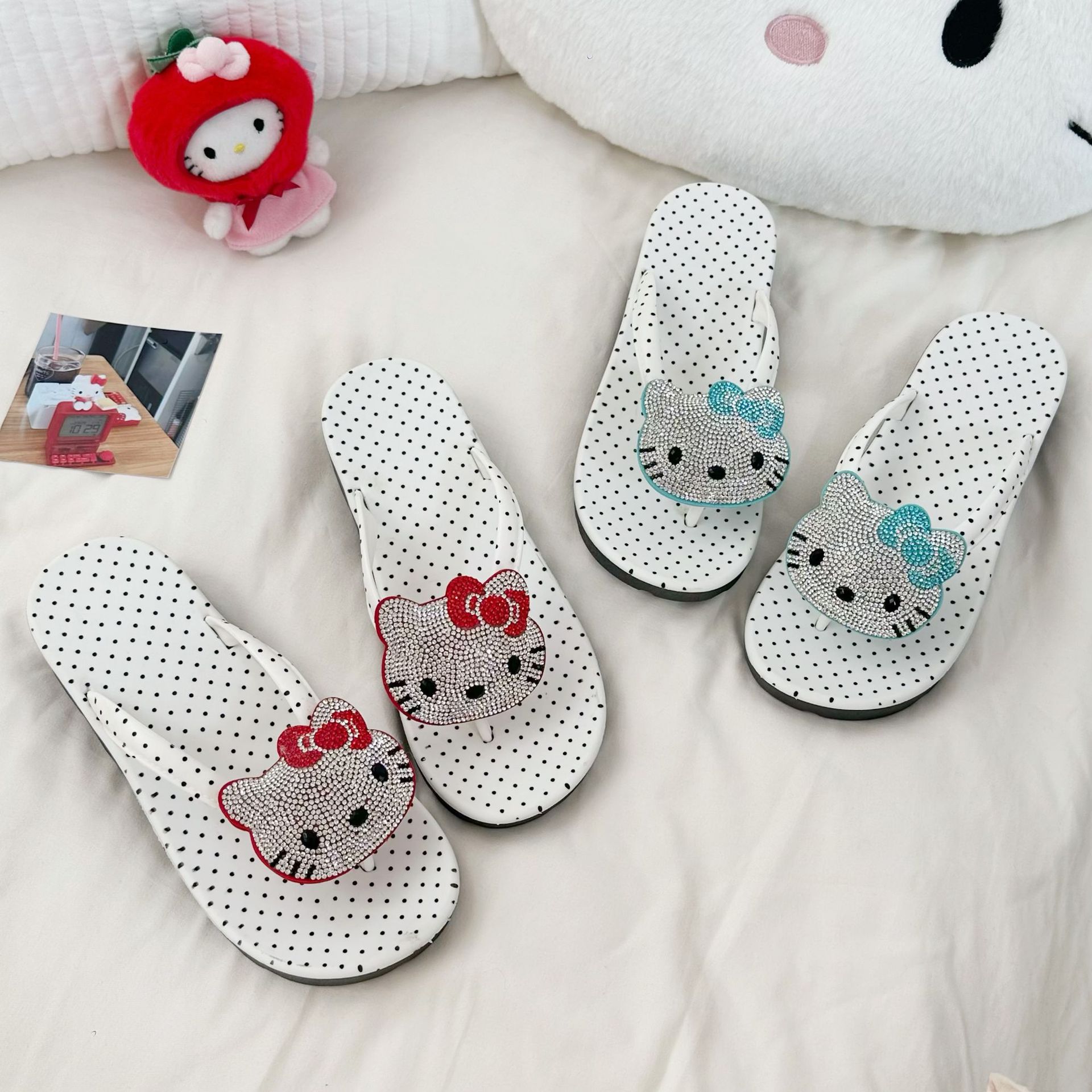 High-appearure-level polka dot rhinestone cat slippers are fashionable and can be worn outside. They are comfortable, durable and wear-resistant, with a height-increasing wedge heel Application Scenario