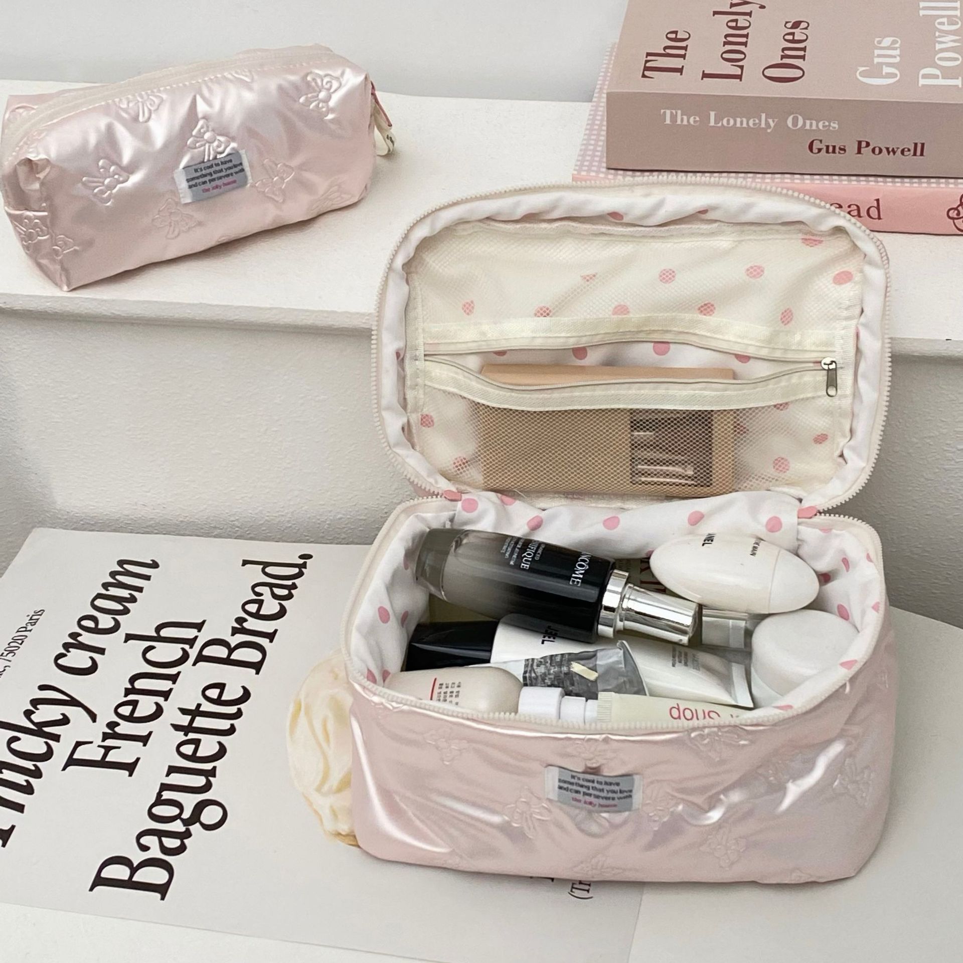 High appearance level girl makeup bag, women's ins bow large-capacity cosmetics storage bag, portable toiletries bag for going out Application Scenario
