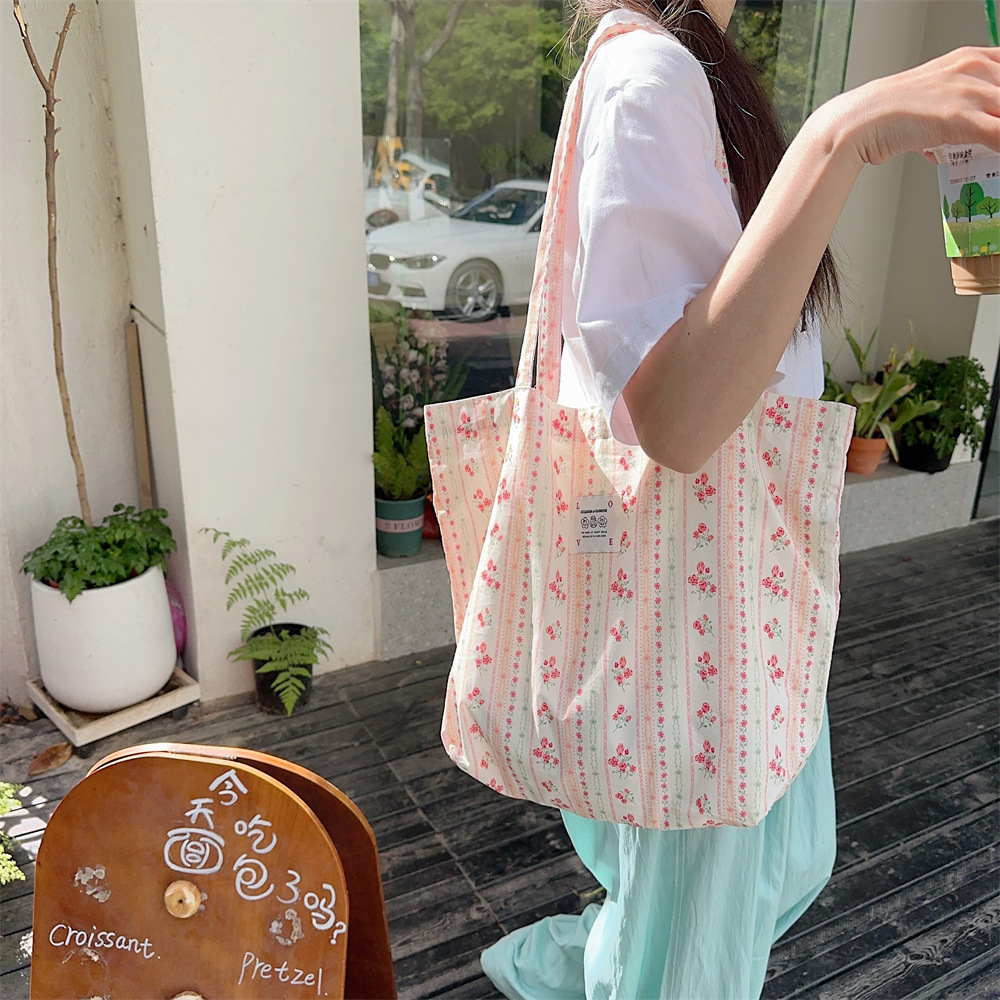 26101 canvas bag for women, Korean romantic floral print on Instagram, college student schoolbag, single-shoulder hand-carried bag Application Scenario