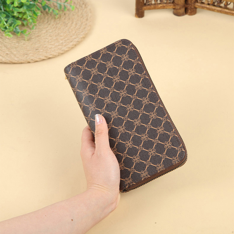 New business fashion universal clutch bag, big brand style, long zipper wallet, ladies' clutch bag, loose change card bag Application Scenario