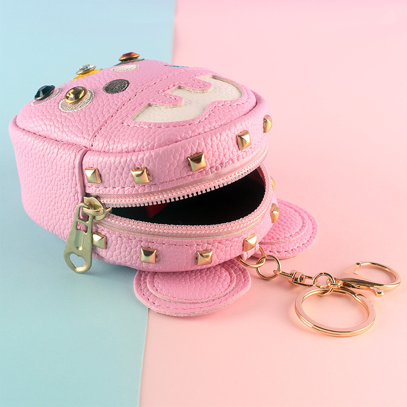 A Korean Instagram student with a simple and cute mini Japanese-style girl heart, holding a coin card case and a coin purse Application Scenario