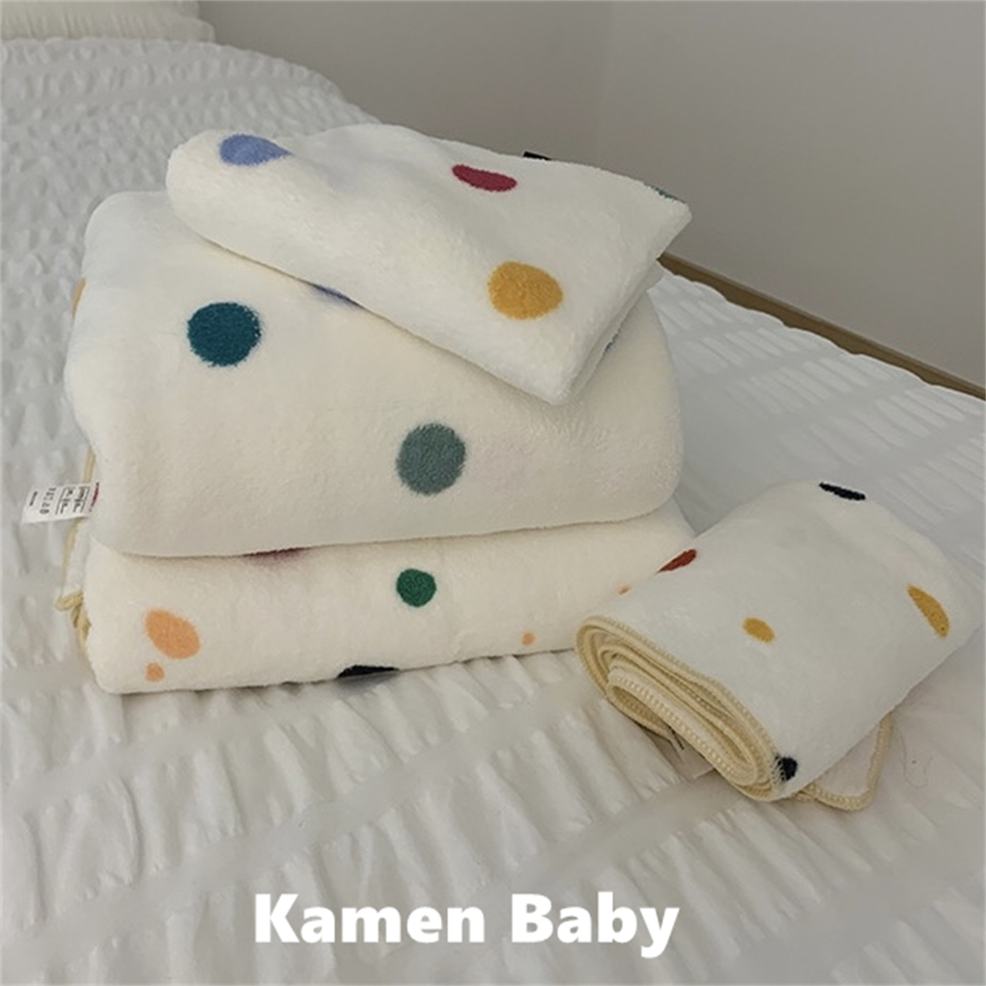 Fresh and colorful polka dot bath towel, coral fleece wrap towel, home soft, skin-friendly, absorbent and quick-drying adult bath towel Application Scenario